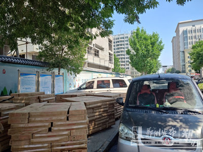 鄭州房地產(chǎn)開發(fā)亂象 人行道變身停車場(chǎng)料場(chǎng)，路口人車混行擁堵頻發(fā)